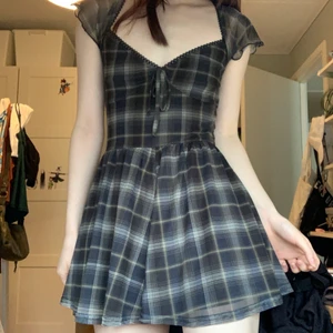 Jättesöt klänning UO - Sååå fin klänning från Urban Outfitters. Jätteskönt material och luftig! Nyköpt för 550kr och inte hunnit använda den. Säljer då ja behöver pengar och det inte är klänningväder ändå💔 Det är vän egentligen en kort jumpsuit men ska efterlikna en klänning 👗 man ser typ inte alls att det är shorts. 