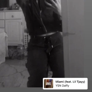 New Yorker Velour Byxor - Säljer dessa gråa sammets byxor från New Yorker med fin detalj 💞💕💘 detaljen är med stenar och så står det, RBS. Storleken är XXS men passar XS, S också. Kan gå ner i pris vid snabb affär!