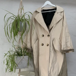 Trenchcoat - Suuuper snygg trenchcoat i strl M från zara. Passar både s och m beroende på hur man vill att den ska sitta. Snyggast är hundtandsmönstret ni ser bättre på bild 2. Nypris 1199kr🤍