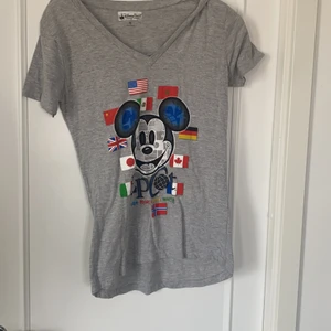 Disney t-shirt  - T-shirt som är köpt på Disney Epcot som tyvärr aldrig är använd 