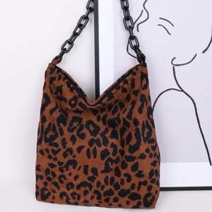 Väska i leopardmönster med kedja som band! Använd någon enstaka gång! 🤎🤎🤎