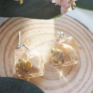 Super cute tiny shell embed in resin earrings. This earrings will definitely bring up your day :).    I embed a tiny shell with uv-resin. 