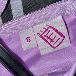 Klänning - Säljer en klänning som aldrig kommit till användning. Klänning som passar till åldern 5-8 år. Enkel lila klänning med rosor på. Inga fläckar. Köparen står för frakten.