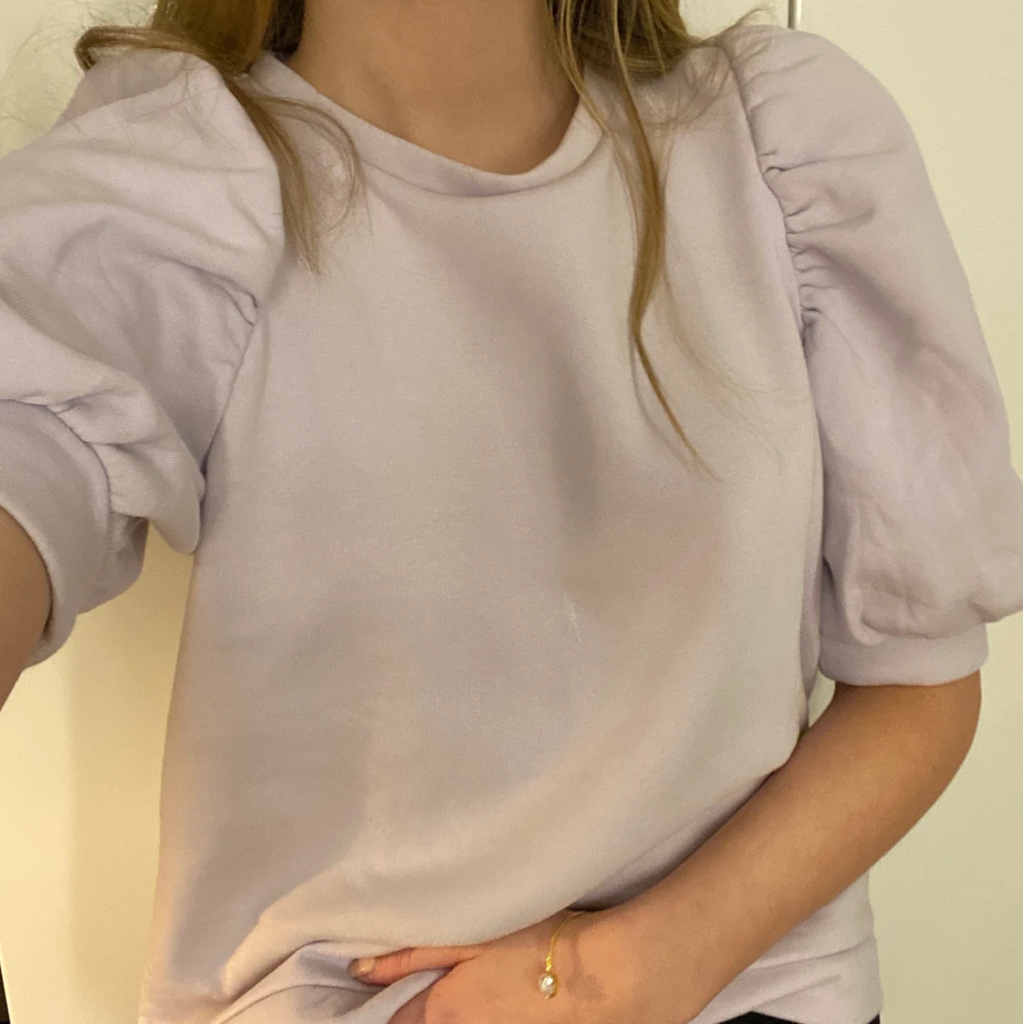 Ljuslila tröja med puffärmar