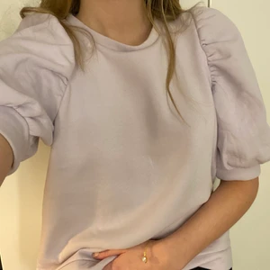 Ljuslila tröja med puffärmar - Jättemysigt material inuti