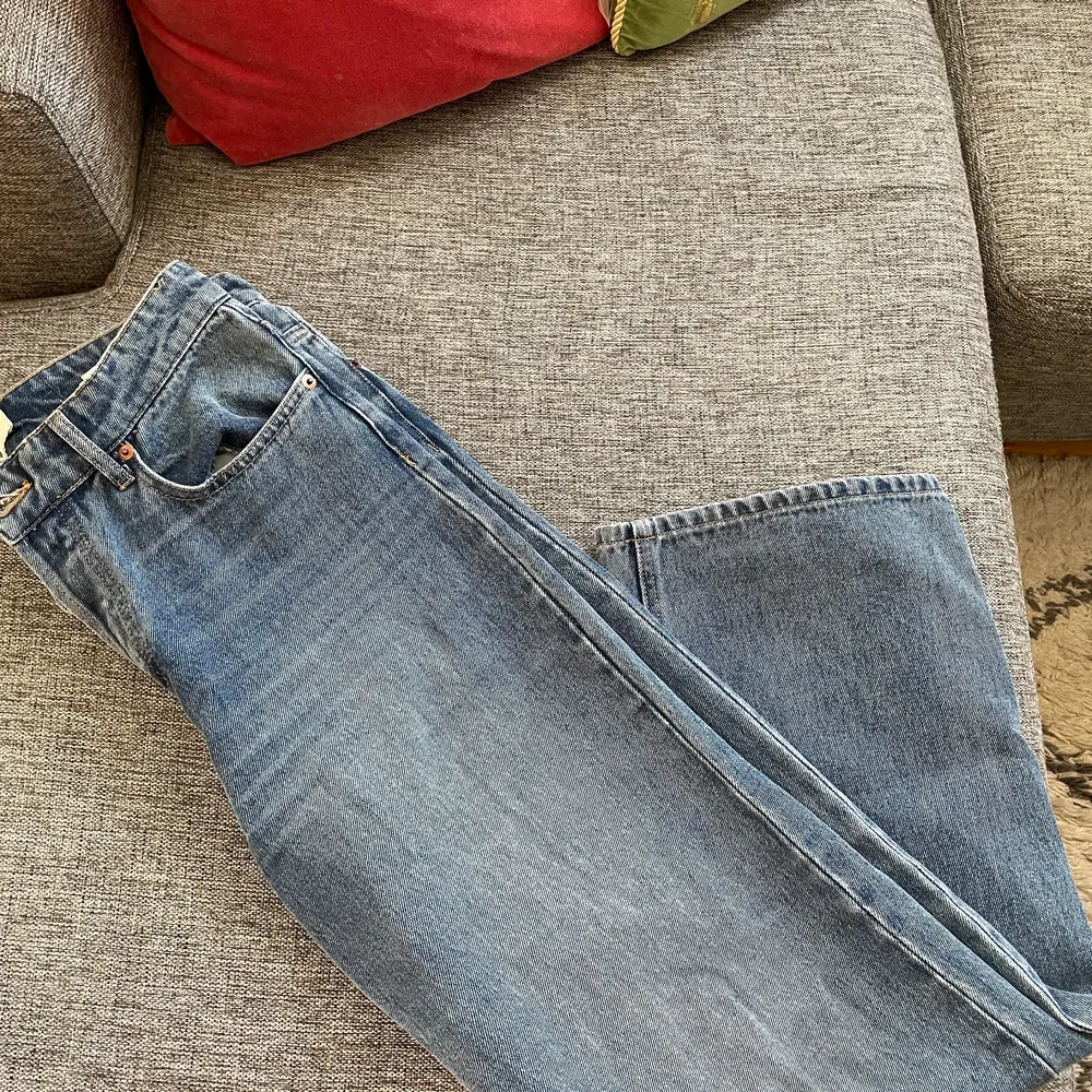 Helt nya jeans från H&M som endast är använda en gång! De är i en mellanblå färg i storlek 36 med snygg passform. Säljer då jag har liknande. Köpta för 299kr- säljer för 150 kr! (FRAKT INGÅR). Jeans & Byxor.