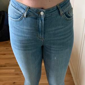 Ljusa jeans från märket Pieces, storlek small, stretchiga. Knappt använda. 