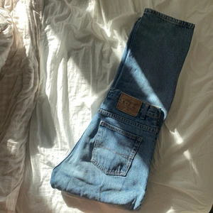 Jeans  - Säljer tyvärr dessa skitsnygga jeans då de sitter lite stort i midjan :( står ingen storlek men jag är vanligtvis 36/38 & skulle vilja säga att dessa motsvarar 38/40. 150kr + frakt!