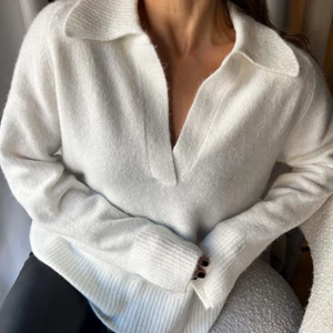 Snygg tröja - Från Gina , bra skick. Den är helt slutsåld. Om annonsen är kvar är tröjan kvar! Skriv endast vid seriöst intresse. Frakt kostar 66kr😇