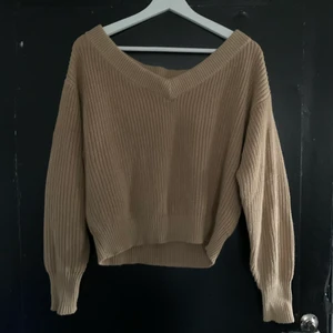 Stickad tröja  - Jätte mysig oh lägger sig fint, ganska kort men de är endast om man sträcker på sig.