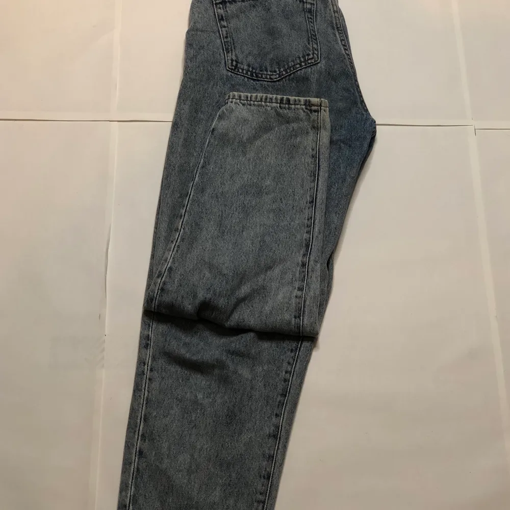 H&M jeans i strl 34, Loose mom jeans😘Super fina och passar till alla färger! Nästan oanvända då jag har tappat intresset för de💓Nypris- 250 men jag säljer de för 160 + frakt eftersom de är som nya❤️⚡️. Jeans & Byxor.