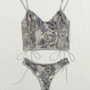 Grått set - Ett set i grå färg med lite blommor