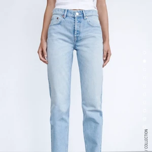 Zara jeans, mid-rise - Säljer dessa helt slutsålda mid-rise jeans, storlek 34 i färgen ljusblå från zara. Jättefina jeans som aldrig använts, bra i längden på mig som är 163. Säljer pga att jag köpte fel storlek. Skriv för mer bilder. Köparen står för frakt. Det blir budgivning om flera är intresserade. (Första bilden är lånad)