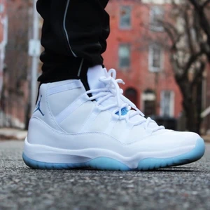 Jordan 11 Legend blue - Jordan 11 Retro också kända som ”XI Columbia”. Hypen efter dessa skor kom efter Will Smith hade på sig de i ”The Fresh Prince of Bel-Air”. Skorna är i mycket fint skick. Skorna kommer i originallåda. 