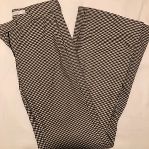 Rutiga kostymbyxor  - Super snygga kostymbyxor i gott skick! Passar den som har långa ben.
