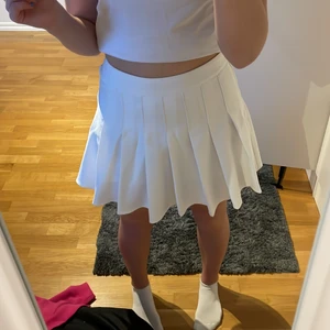 Kjol - Vit kjol ifrån SHEIN jätte bra matrieal inte genomskinlig med drasedja. Storlek S