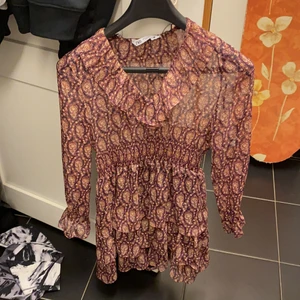 Zara klänning storlek XS - Hej säljer min zara klänning som aldrig har använts Pris lappen sitter kvar och klänningen är som ny