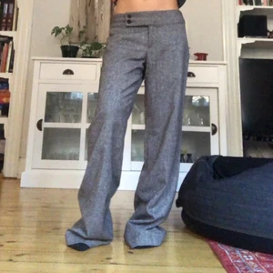 Lågmidjade kostymbyxor  - Sjukt snygga kostymbyxor som tyvärr är för stora för mig😫 Aningens stickiga utanpå men inuti är det är jätteskönt material!!                                                                         midjemått: 81cm                                                          Innerbenslängd: 81cm.                                                        Högsta bud: 220kr, KÖP DIREKT FÖR 300kr