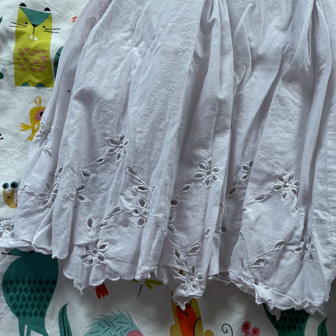 Vit volang kjol med ”spets” - 90