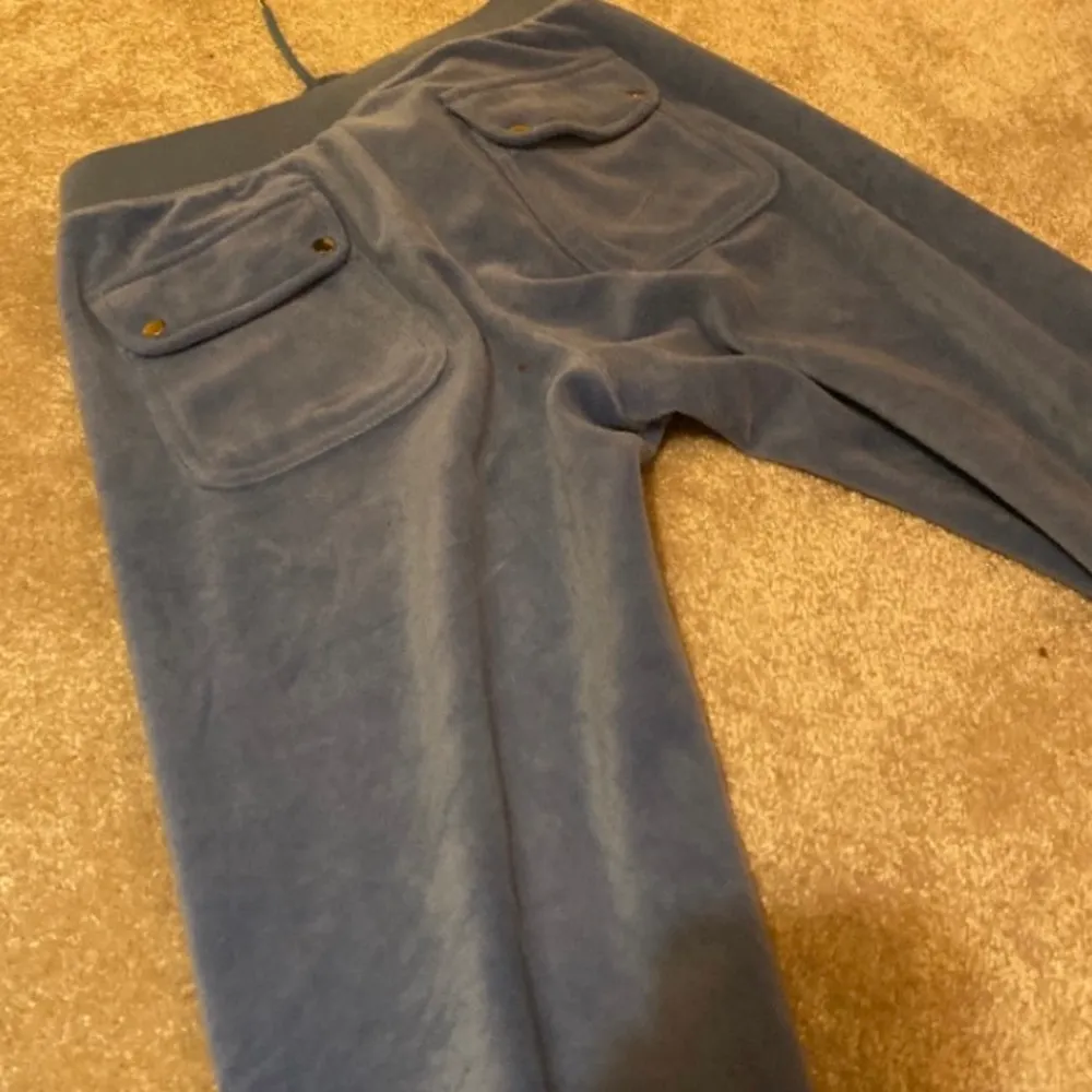 Säljer mitt blåa juicy couture byxor i S, knappt använd därav priset. På byxorna är det fickor där bak men inte fram pga att det är en äldre modell. 🥰 skriv vid frågor elr om du är intresserad! Jag har inget kvitto kvar men jag har kvar förpackningen. . Jeans & Byxor.