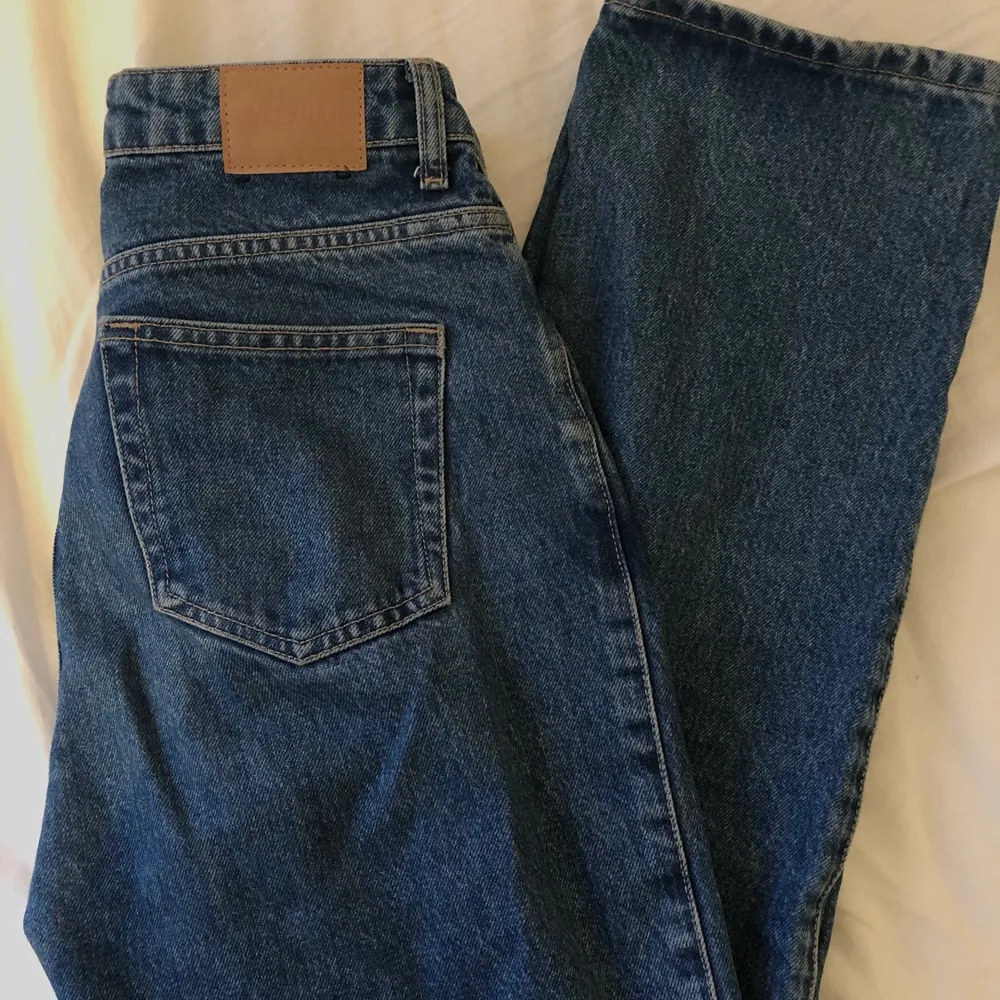 Jeans ifrån Weekday i modellen ROWE! Endast använda ett fåtal gånger. Kan mötas i Stockholm💓. Jeans & Byxor.