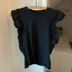 Topp från Gina - Jättefin svart topp med volang- ärmar från Gina Tricot, storlek S. 80 kr eller bud