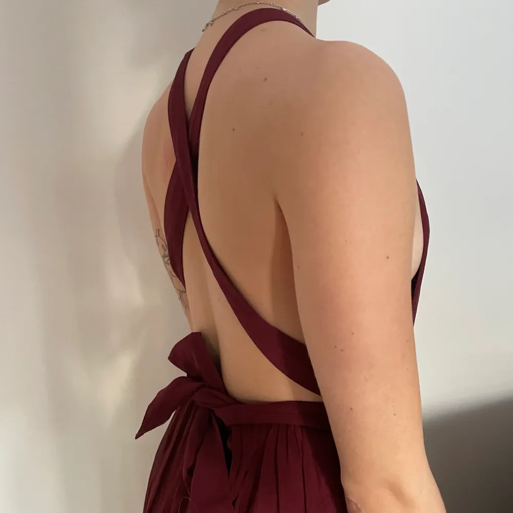 Jätte fin vinröd balklänning använd endast en gång! Klänningen är inköpt från nelly 2019, och är en storlek 34. Klänningar.