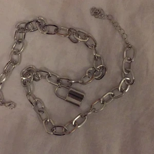 Halsband med ett lås på👋💕🛍 - Säljer detta super snygga hals bandet💕 för 35kr, som jag köpt för 69kr på H&M, om det är några stycken som vill ha den blir det bud givning.🤘jag har andvändigt den 1/2 gånger.💞❤️🤘 jag kan skicka fler bilder privat💓,kontakta om ni är intresserade.🤘