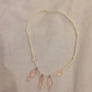 Hals band🤘💓🛍 - Säljer detta super snygga hals bandet för 50kr som jag har köpt på new yorker i Solna sentrum för 85kr🛍. finns inte att köpa längre.💕 om det blir flera som vill ha blir det budgivning🤘🛍💓. Jag kan skicka fler bilder privat. Kontakta om du vill köpa💓