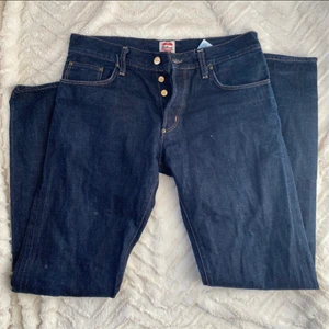 LÅGMIDJADE JEANS - säljer dessa sjukt snygga jeansen! Sitter lågmidjat och snyggt skriv privat för bilder på ❤️❤️