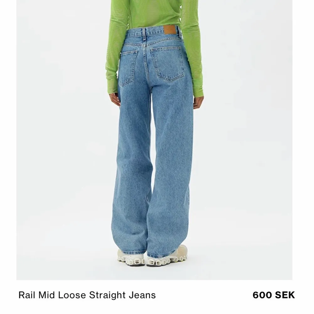 Weekday jeans i modellen Rail vilket beskrivs som ”Mid loose straight jeans” på hemsidan och köptes för 600kr har inte använts så mycket, är i mycket-ny skick💕 Kom privat så kan vi diskutera pris osv… (mått, fler bilder) . Jeans & Byxor.