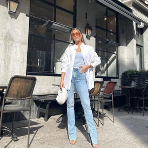 Zara jeans med slit - jeans från Zara i lätt utsvängd modell med slit.  Storlek 34 men skulle säga att de är något stora i storleken och passar även en 36a