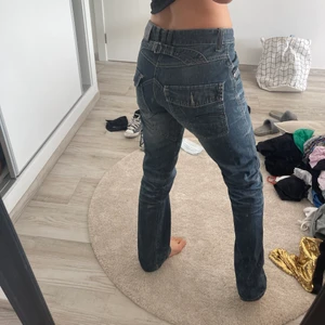 Koröshi Jeans - Jag är 174cm. De är i bra skick men har ett hål innuti högra fickan. 