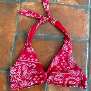 Röd bikiniöverdel  - Jätteskön och fin bikiniöverdel med vita mönster från H&M. Finns inte längre i butik.