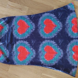 90-tals kjol - Det är en fin och bekväm kjol som når till knäna. Har aldrig tidigare använt den och säljer endast på grund av storleken. Är du intresserad så skriv gärna! Frakt diskuteras vid köp.