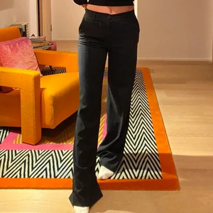 Kostymbyxor  - Säljer dessa slutsålda supersnygga kostymbyxor från Pull and Bear. Dom är i storlek S. Dom är långa i benen för mig som är 165 cm. Kan mötas i Täby eller stan annars frakt 66kr💗 Buda i kmt 