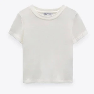 T-shirt - Croppad oyster-vit t-shirt. Storlek S.  Pris kan diskuteras! Skicka gärna ett meddelande vid frågor!