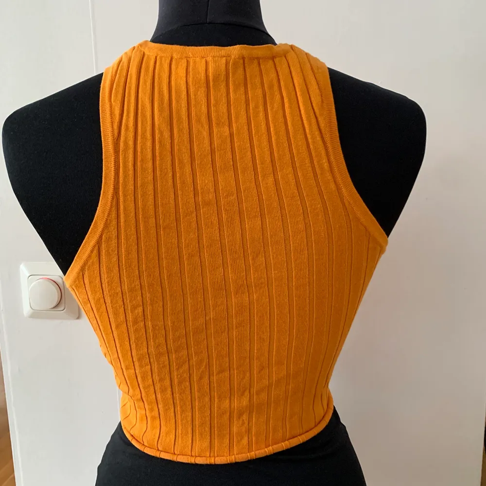 Jättesnygg och trendig orange halterneckliknande linne perfekt till sommaren!!!😍säljer pga ej kommer till användning 😞köpt på hm divided. Toppar.