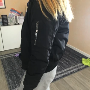 Bomberjacka - Säljer denna fina jacka från Kappahl för att jag ej använder den längre💘 Jag är en storlek Xs-M och den passar med en hoodie under det är en stl 158 på barn. Den är varm och är perfekt för höst och vår💘 Skriv om ni är intresserade!💖