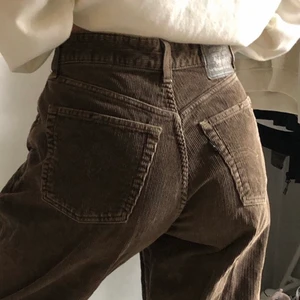 bruna levis byxor <3 - Säljer ett par manchester levis byxor jag hitta på thrift! det står ingen storlek i byxan men hade sagt att det passar en S 🤎 frakt tillkommer 