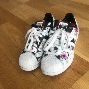 Adidas superstar stl 36 - Garderobrensning. Nypris 1100kr. Använd 2ggr