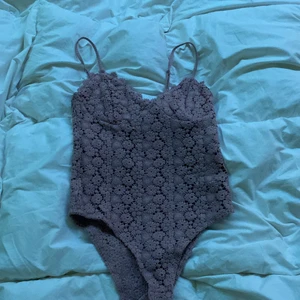 Beige body - Super fin body,aldrig använd fick den i present men är inte min typ av kläder.