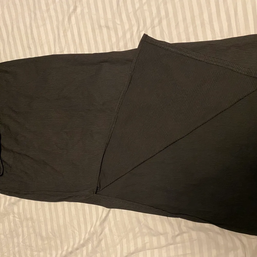 Fin svart ribbad kjol med slits från SHEIN . Kjolar.