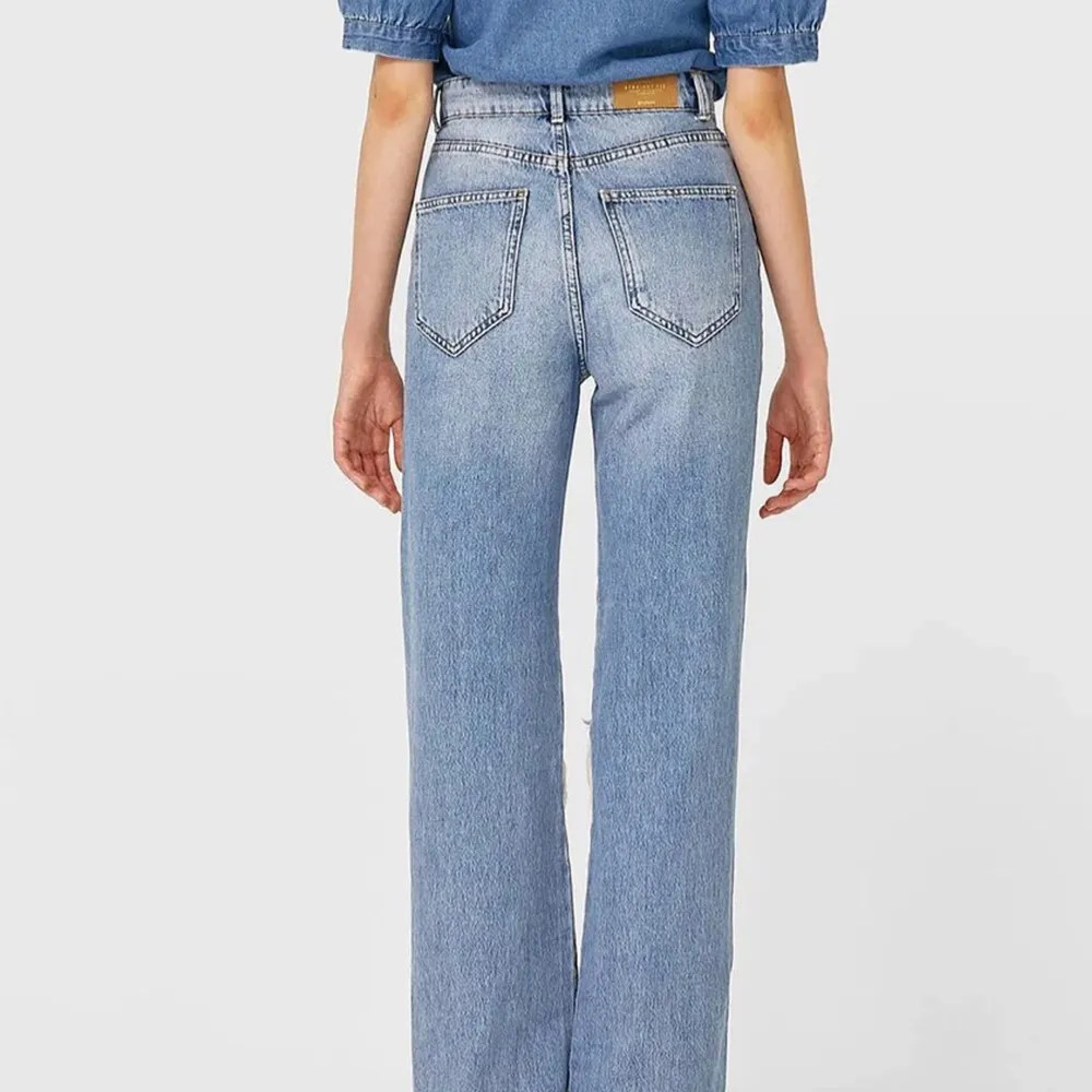 Säljer nu mina superfina jeans från stradivarius i storlek 36. De sitter superfint och är raka i modellen, men säljer då jag har alldeles för många jeans🥰. Jeans & Byxor.