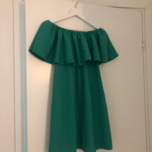 Klänning - Grön off shoulder klänning, XS/S
