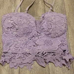 Topp, lila - Säljer topp i lilac färg, supertrendig! Oanvänd. Storlek S. Kan skickas men köparen står för frakten. OBS! Denna vara kan skickas om 2 veckor. 