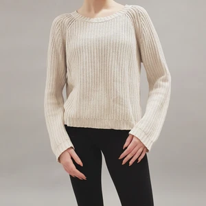 Stickad tröja  - Ljus beige / cream / ecru stickad tröja från Thread & Needle. Väldigt bra kvalitet, utmärkt använt skick. Storlek XS, passar XXS-S bäst.