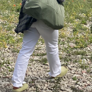 Vintage jeans vita - Size 42. Modell på bilden 163cm. Nypris 399kr. Frakten tillkommer 