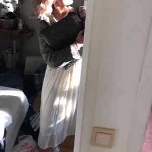 Vit kjol - Vit kjol från hm, lite creamvit sådär. Jäääääättefin o sommrig, fladdrar så fint vinden🥺