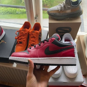 Jordan 1 low reverse bred - Air jordan 1 low Reverse bred. Helt nya och oanvända. Skickas snabb och spårbar. Undrar ni över något? Skriv så svarar jag så fort jag kan 🙂